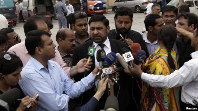 Prosecutor Chaudhry Zulfikar (center) talking to journalists outside a court in Rawalpindi on April 26.