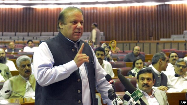 Pakistani Prime Minister Nawaz Sharif addresses parliament in Islamabad in August.