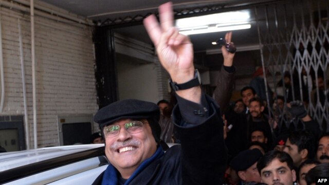 Former Pakistani President Asif Ali Zardari flashes a victory sign as he leaves the anticorruption court after his hearing in Islamabad on January 9.