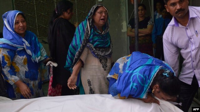Relatives of Aftab Bahadur Masih mourn beside his body after his execution in Lahore.