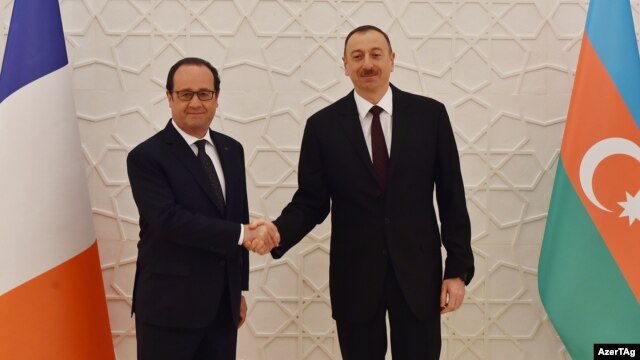 Azerbaijani President Ilham Aliyev welcomes French President Francois Hollande to Baku on April 25.