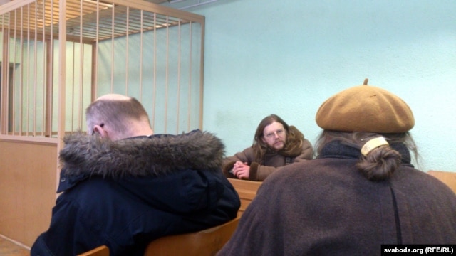 Belarusian artist Henik Loyka (center) at his court hearing in Minsk.