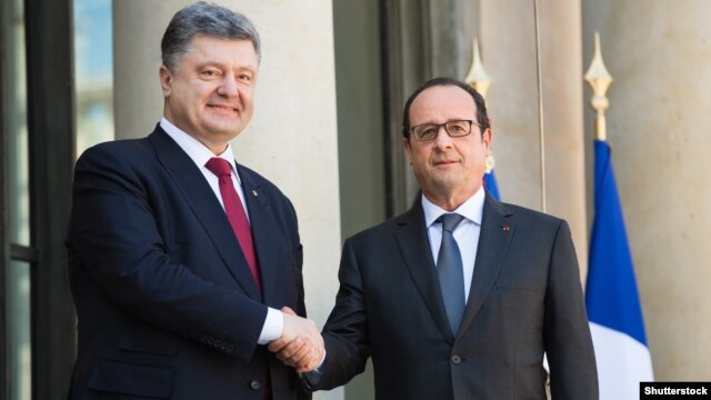 French President Francois Hollande (right) met with his Ukrainian counterpart Petro Poroshenko in Aachen on May 14. (file photo)