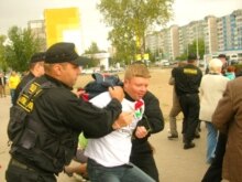 Belarus - Police detaining a youth activist, Salihorsk, 04Sep2007