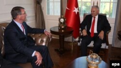 U.S. Defense Secretary Ash Carter (left) meets Turkish Prime Minister Binali Yildirim in Ankara on October 21.