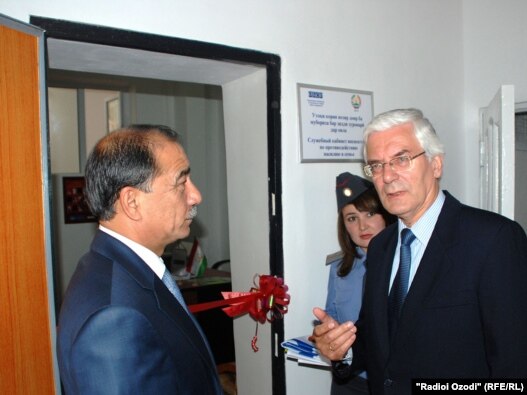 OSCE representative Ivar Vikki (right) meets with Tajik Interior Minister Abdurahim Qahhorov on August 20.