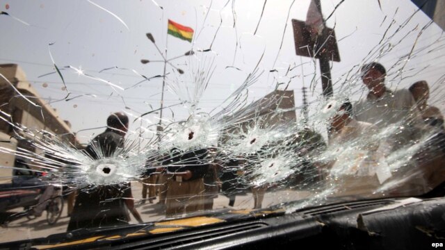 Police officers inspecting a bullet-riddled car in Quetta, in Pakistan's Balochistan Province, last week.