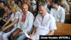 Union leaders Ihar Komlik (left) and Henadz Fyadynich appear in court on July 30.
