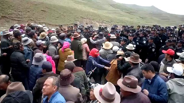 Tibetan villagers clash with police in Qinghai's Bayen (Hualong) Hui Autonomous county, June 1, 2017.