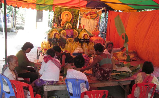 Relatives of Roka villagers who have died of HIV/AIDS prepare the body of Tat Chhoy for her funeral in Roka commune, Sangke district, Battambang province, April 21, 2015.