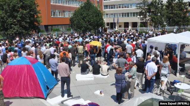 Opponents against the amnesty law organize petition drive in Pristina on July 11.