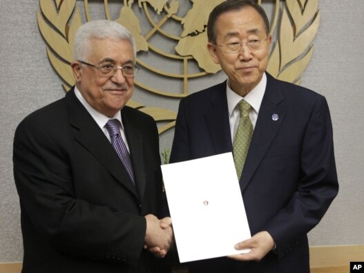 Palestinian leader Mahmud Abbas (L) poses for a picture with Secretary-General Ban Ki-moon after giving him a letter requesting recognition of Palestine as a state.