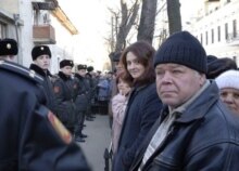 Moldova - Moldovans wait for visas outside Romanian embassy in Chisinau 18jan2007