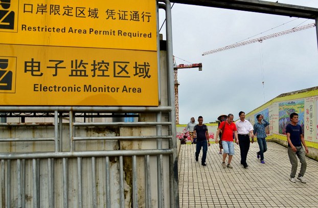 Chinese citizens return across the border from Vietnam to China's Guangxi Zhuang Autonomous Region, May 18, 2014.