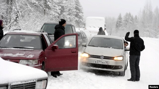 Asylum seekers wait to cross the border between Finland and Russia at Salla, on the Russian side of the border, on January 23.