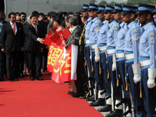 China's Public Security Minister Meng Jianzhu (2nd L) with his Pakistani counterpart (L) on arrival at Chaklala airbase in Rawalpindi, Pakistan, Sept. 26, 2011.