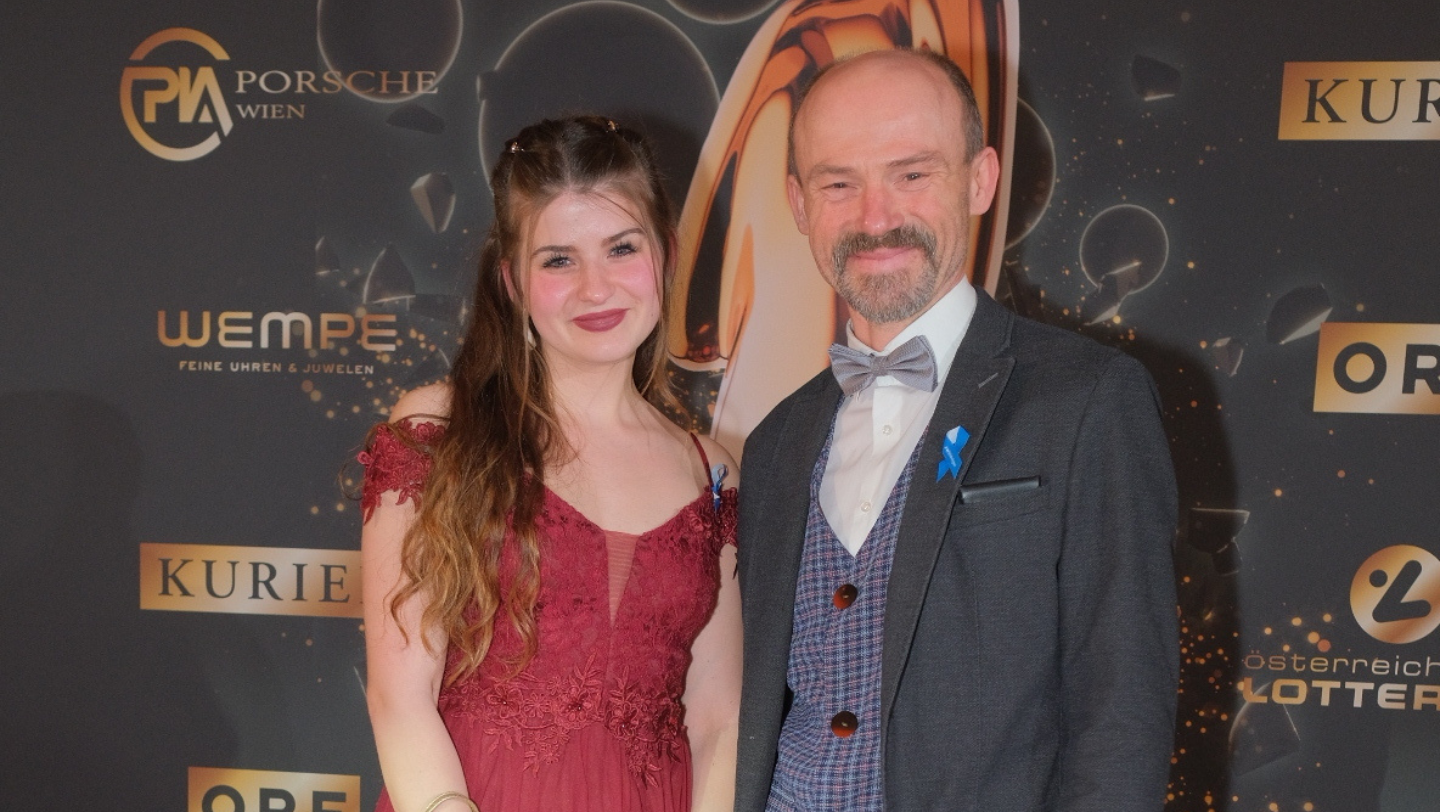 Schauspieler Gerhard Liebmann mit Begleitung und blauer UNHCR-Schleife bei der ROMY-Gala © KURIER Philipp Hutter