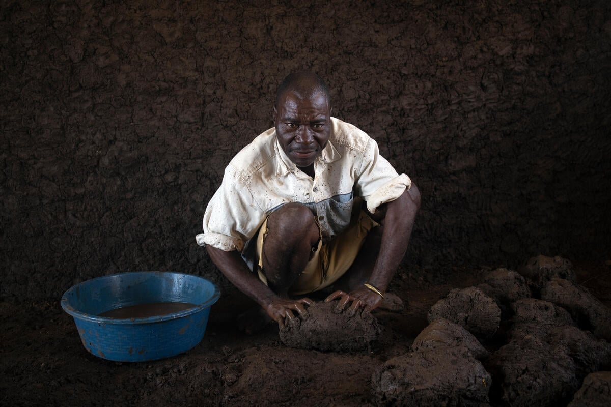 Mozambique. Displaced man builds new home in Corrane site