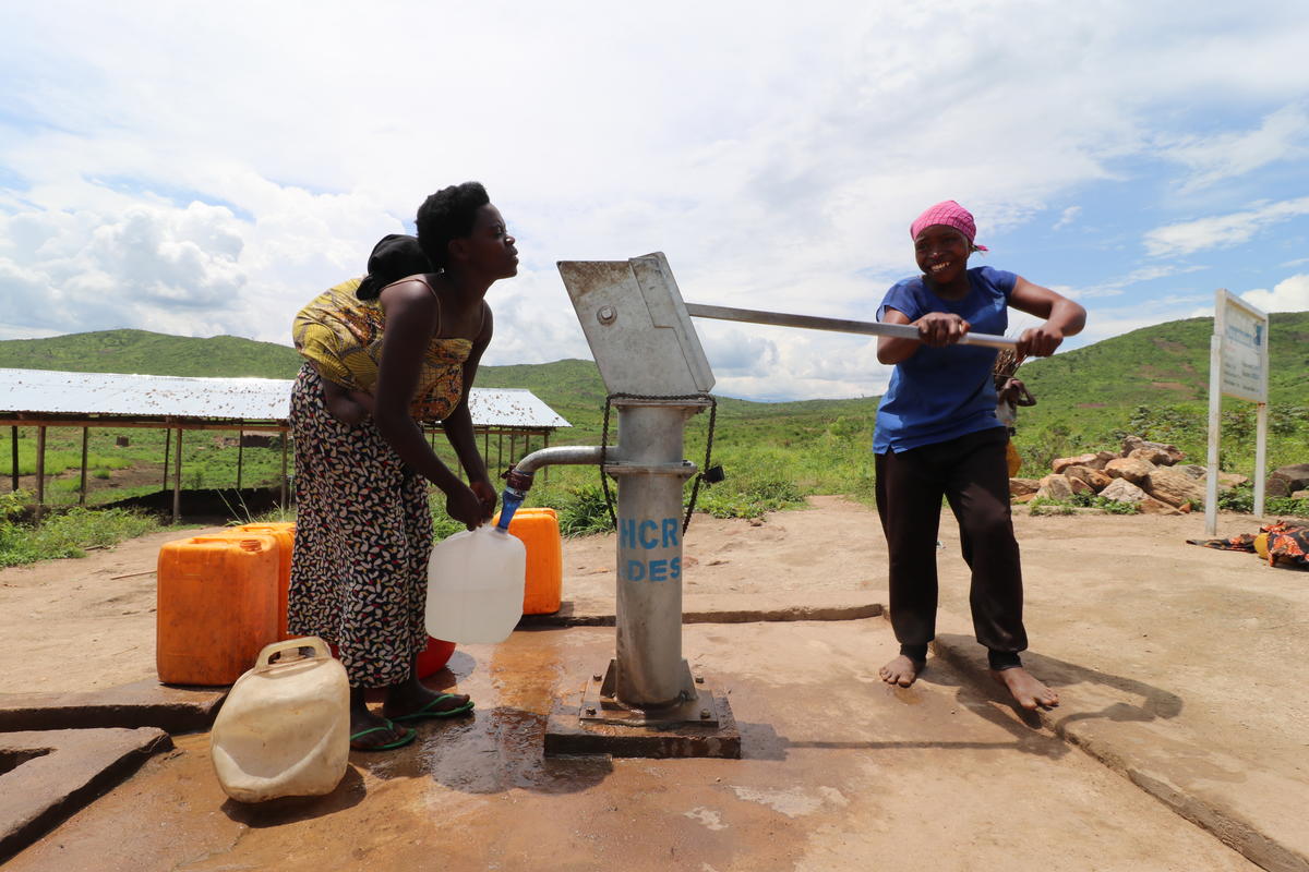 DRC. Refugees build their own toilets and homes