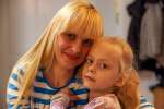 Darya y su hija Anastasiia huyeron a Polonia desde su hogar en Zaporiy...