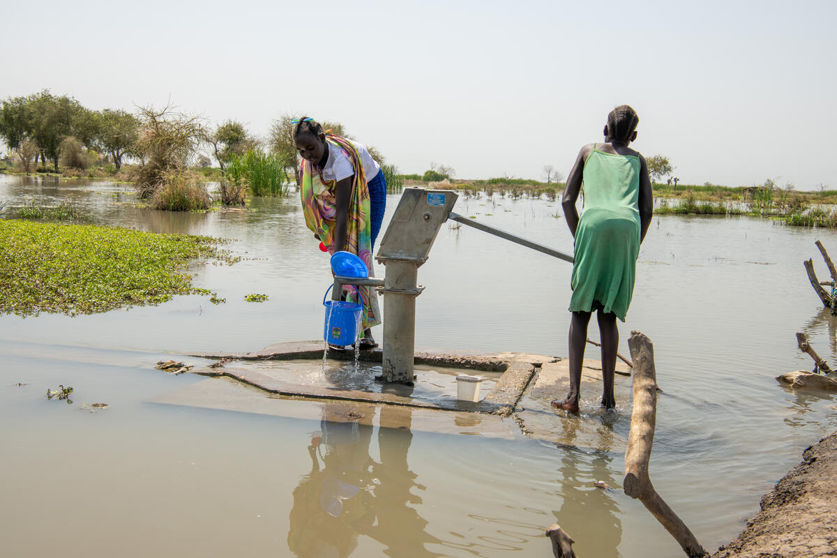 South Sudan. Residents battle to keep waters at bay in flood-prone remote town