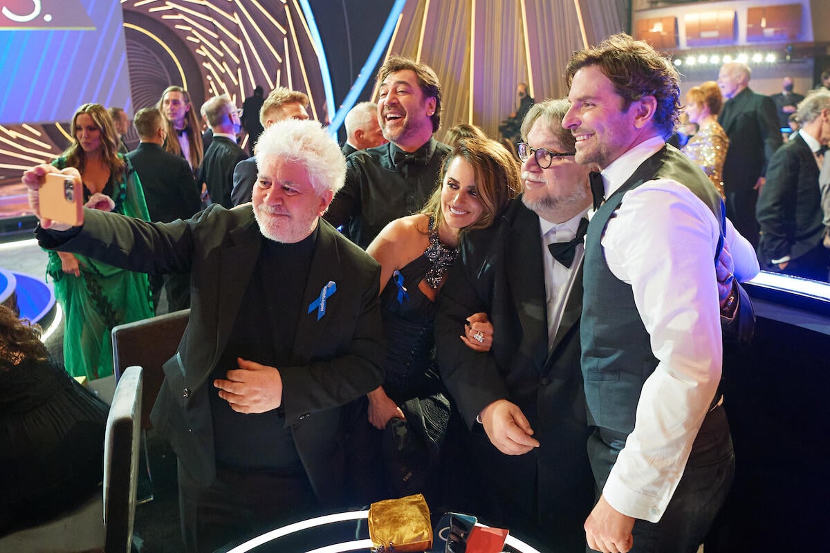 United States. Pedro Almodóvar, Javier Bardem, Penélope Cruz, Guillermo Del Toro, Bradley Cooper, wearing blue ribbons in solidarity with refugees