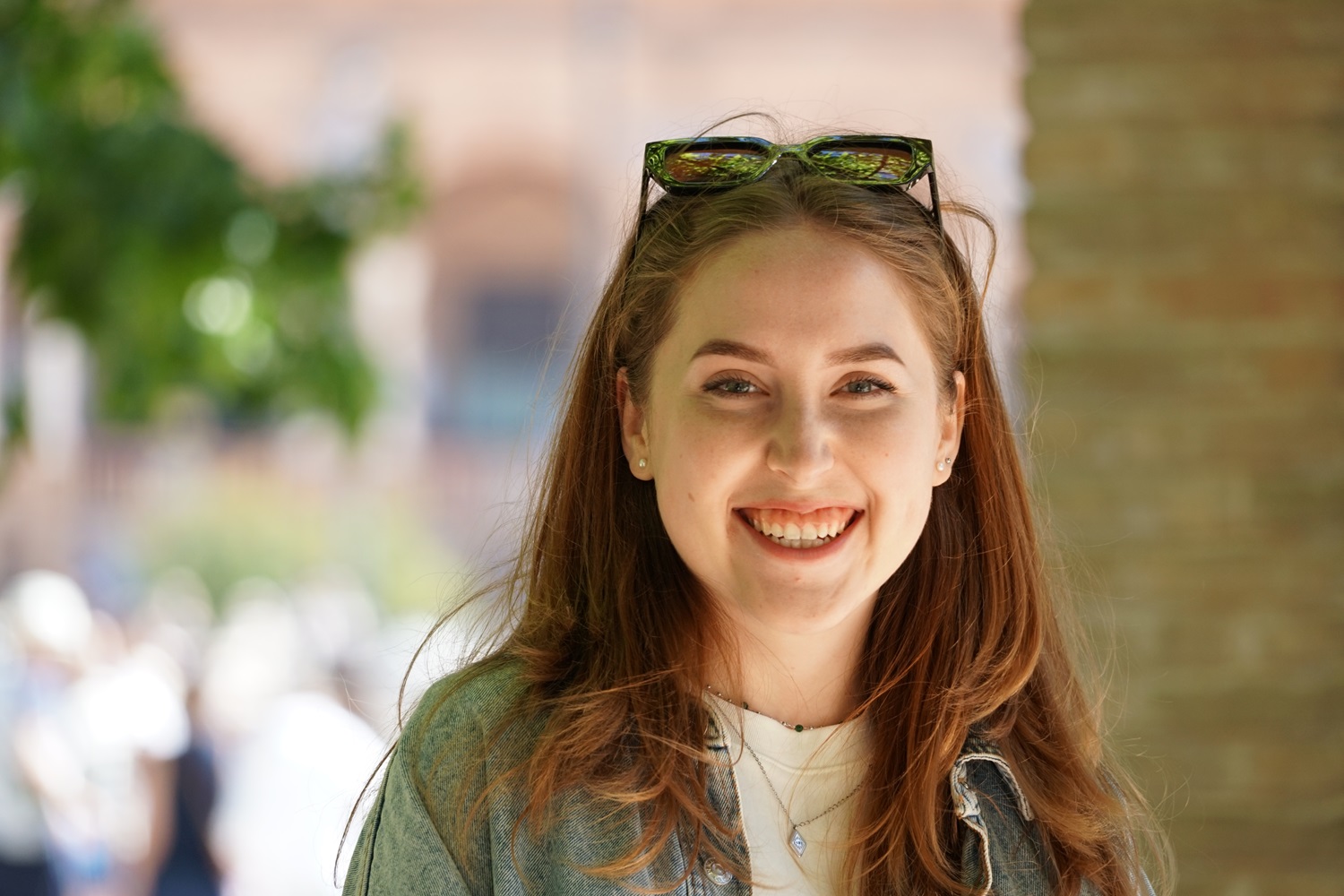 Anastasia, refugiada de Ucrania y participante del proyecto The Crew Together, en la Plaza de España de Sevilla.